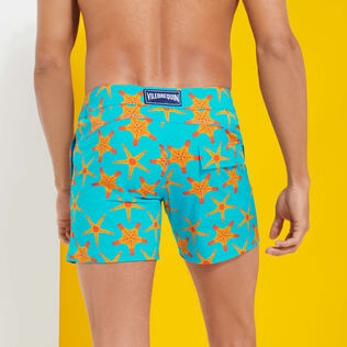 Starfish Dance Stretch-Badeshorts mit flachem Bund für Herren Curacao Rückansicht getragen