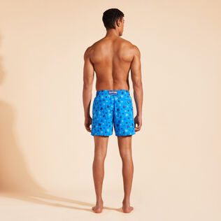 Maillot de bain homme brodé Ronde des Tortues Bleu neon vue portée de dos