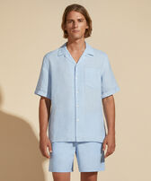 Camicia bowling uomo in lino tinta unita - Vilebrequin x Highsnobiety Chambray vista frontale indossata