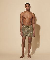男士 Ronde des Tortues 刺绣游泳短裤 - 限量款 Olivier 正面穿戴视图