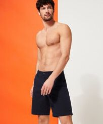 Solid Bermudas für Herren Marineblau Vorderseite getragene Ansicht