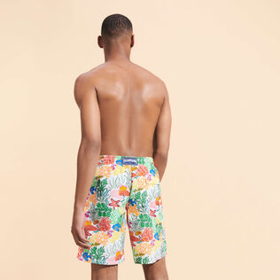 男士 Fond Marins Multicolores 长款游泳短裤 White 背面穿戴视图