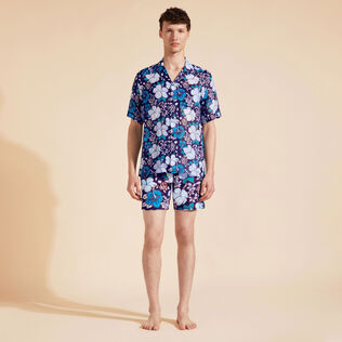 Camisa de bolos de ramio con estampado Tropical Turtles para hombre Midnight vista frontal desgastada