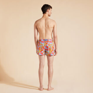男士 Tahiti Flowers 短款游泳短裤 Santorini 背面穿戴视图