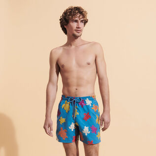 Ronde Tortues Multicolores Badeshorts mit Stickerei für Herren – Limitierte Serie Calanque Vorderseite getragene Ansicht