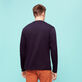 T-shirt à manches longues en coton homme patch Vilebrequin montagne brodé Bleu marine vue portée de dos
