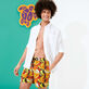 1984 Invisible Fish Badeshorts mit Stickerei für Herren – Limited Edition Erde Details Ansicht 2