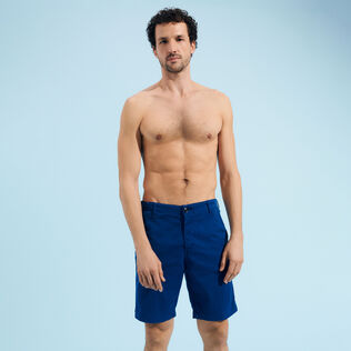 Bermudas de color liso para hombre Mar azul vista frontal desgastada