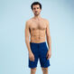 Bermudas de color liso para hombre Mar azul vista frontal desgastada