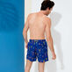 Men Swimwear Embroidered Giaco Elephant - Limited Edition Batik azul detalles vista 3