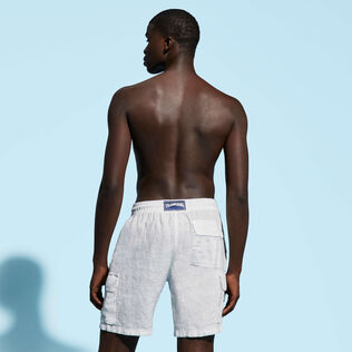 Bermudas tipo cargo en lino de color liso para hombre Blanco vista trasera desgastada