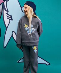 Jogginghose mit Hibiskus-Stickerei für Mädchen Heather anthracite Vorderseite getragene Ansicht
