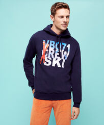 Uomo Altri Stampato - Felpa uomo in cotone con cappuccio VBQ71 Ski, Blu marine vista frontale indossata
