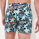 Costume da bagno uomo elasticizzato Screen Turtles Laguna vista indossata posteriore