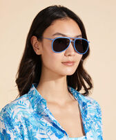 Solid Unisex-Sonnenbrille mit Holz – VBQ x Shelter Storm Frauen Vorderansicht getragen
