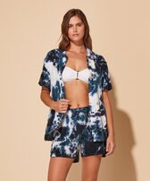 Rough Ocean Tie & Dye Frottee-Shorts für Damen Emerald Vorderseite getragene Ansicht