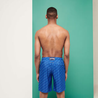 Ultraleichte lange und verstaubare Micro Ronde Des Tortues Badeshorts für Herren Sea blue Rückansicht getragen
