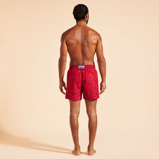 Aquarium Badeshorts mit Stickerei für Herren – Limitierte Serie Moulin rouge Rückansicht getragen