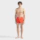 Ultraleichte kurze VBQ Line Badeshorts für Herren Mohnrot Vorderseite getragene Ansicht