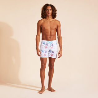 Bañador bordado con estampado Glow Stars para hombre de edición limitada Blanco vista frontal desgastada