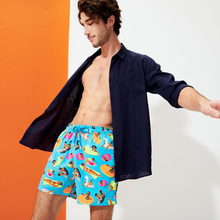 Men Stretch Short Swim Trunks - Vilebrequin x Derrick Adams Swimming pool details view 7