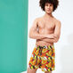 1984 Invisible Fish Badeshorts mit Stickerei für Herren – Limited Edition Erde Vorderseite getragene Ansicht