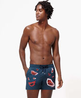 Passion Stretch-Badeshorts für Herren - Vilebrequin x Deux Femmes Noires Goa Vorderseite getragene Ansicht