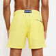 男士纯色超轻便携式泳裤 Mimosa 背面穿戴视图
