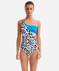 Asymmetrischer Leopard Bandeau-Badeanzug für Damen – Vilebrequin x JCC+ – Limitierte Serie Weiss Vorderseite getragene Ansicht