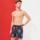 Bañador con bordado Kaleidoscope para hombre - Edición limitada Zafiro vista frontal desgastada