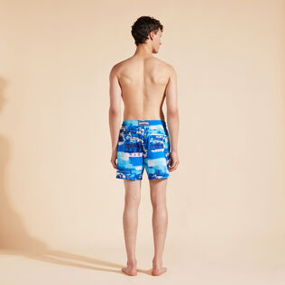 Paris Paris 男士超轻易收纳游泳短裤 Neon blue 背面穿戴视图