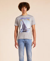 Camiseta de algodón de color azul con estampado Sailing Boat para hombre Gris jaspeado vista frontal desgastada