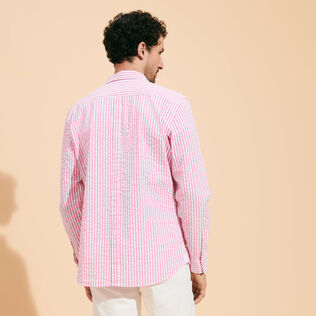 Camicia uomo a righe in seersucker Rosa caramella vista indossata posteriore