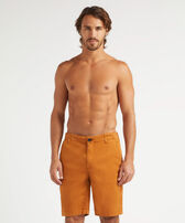 Bermuda uomo in gabardine di Tencel  Caramel vista frontale indossata