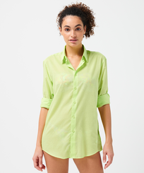 Leichtes Solid Unisex-Hemd aus Baumwollvoile Coriander Frauen Vorderansicht getragen