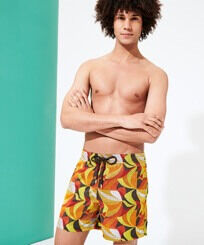 1984 Invisible Fish Badeshorts mit Stickerei für Herren – Limited Edition Erde Vorderseite getragene Ansicht