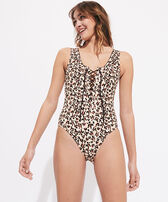 Bañador de una sola pieza con estampado Turtles Leopard para mujer Straw vista frontal desgastada