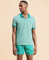 Polo en piqué de algodón de color liso cambiante para hombre Emerald vista frontal desgastada