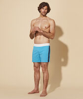 Color Block Stretch-Badeshorts mit flachem Bund für Herren Curacao Vorderseite getragene Ansicht