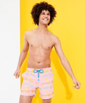 男士 1990 Striped Palms 刺绣泳装 - 限量版 Pink polka 正面穿戴视图
