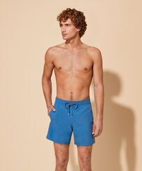 Mit Wasser reagierende Running Stars Badeshorts für Herren Calanque Vorderseite getragene Ansicht