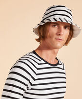 Cappello da pescatore unisex in lino Micro Ronde des Tortues Rayée Bianco vista frontale indossata