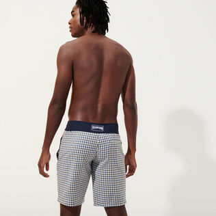 Maillot de bain homme en laine mérinos Carreaux - Vilebrequin x The Woolmark Company Gris/bleu vue portée de dos