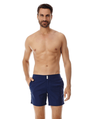 Bañador elástico con cintura lisa y estampado de color liso para hombre Azul marino vista frontal desgastada