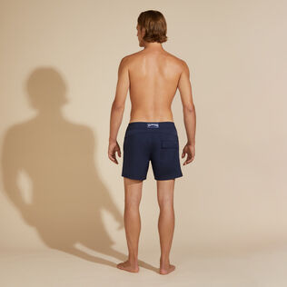 Bañador elástico con cintura lisa y estampado de color liso para hombre Azul marino vista trasera desgastada