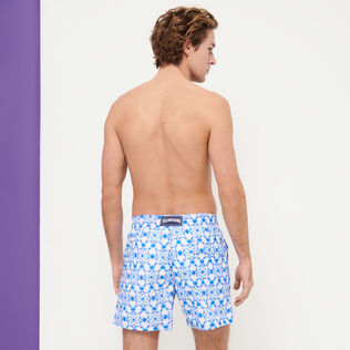 Bañador con estampado Ikat Medusa para hombre Blanco vista trasera desgastada