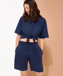 Solid Unisex-Bermudashorts aus Leinenjersey Marineblau Frauen Vorderansicht getragen