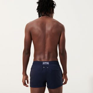 Micro Carreaux –  Vilebrequin x The Woolmark Company Badeshorts für Herren aus Wolle Marineblau Rückansicht getragen