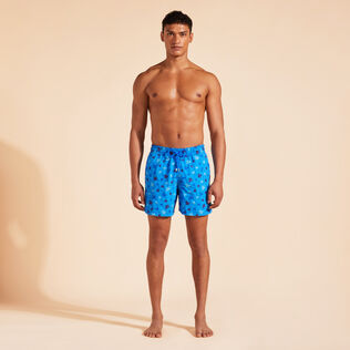 Maillot de bain homme brodé Ronde des Tortues Bleu neon vue portée de face