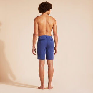 Solid Bermudashorts aus Tencel-Satin für Herren Ultramarin blau Rückansicht getragen